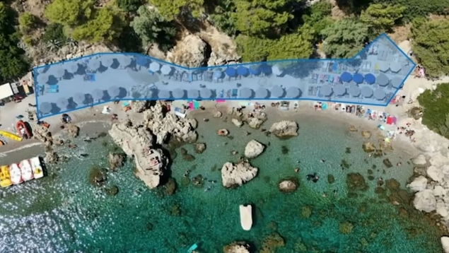 Ρόδος: Δημοπρατήθηκε για 200.000 ευρώ, πληρώθηκαν 438 & γέμισε ξαπλώστρες η παραλία «Άντονι Κουίν»