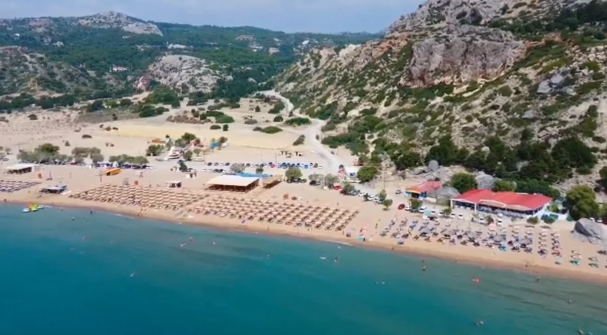 Ξηλώθηκαν 4 παράνομα beach bar στην παραλία Τσαμπίκα στη Ρόδο