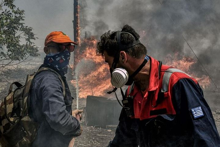 Πυρκαγιές: Πώς να προστατευθείτε από τον καπνό και τα αιωρούμενα σωματίδια – Τι πρέπει να προσέχουν οι ομάδες υψηλού κινδύνου