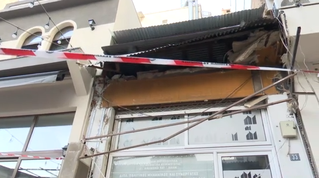 Θεσσαλονίκη: Κατέρρευσε τμήμα μπαλκονιού στο κέντρο της πόλης – «Το περιμέναμε να πέσει»