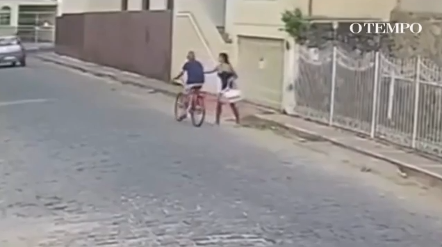 Βραζιλία: Η στιγμή που 24χρονη μαχαιρώνει ποδηλάτη στον δρόμο