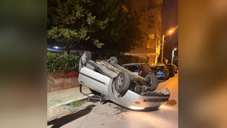 Σοβαρό τροχαίο στο Χαλάνδρι – Αυτοκίνητο ανετράπη και κατέληξε πάνω σε σταθμευμένο όχημα