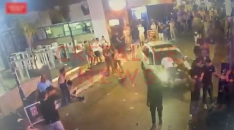 Μάλια: Η στιγμή που αυτοκίνητο παρασύρει τουρίστες με επικίνδυνους ελιγμούς