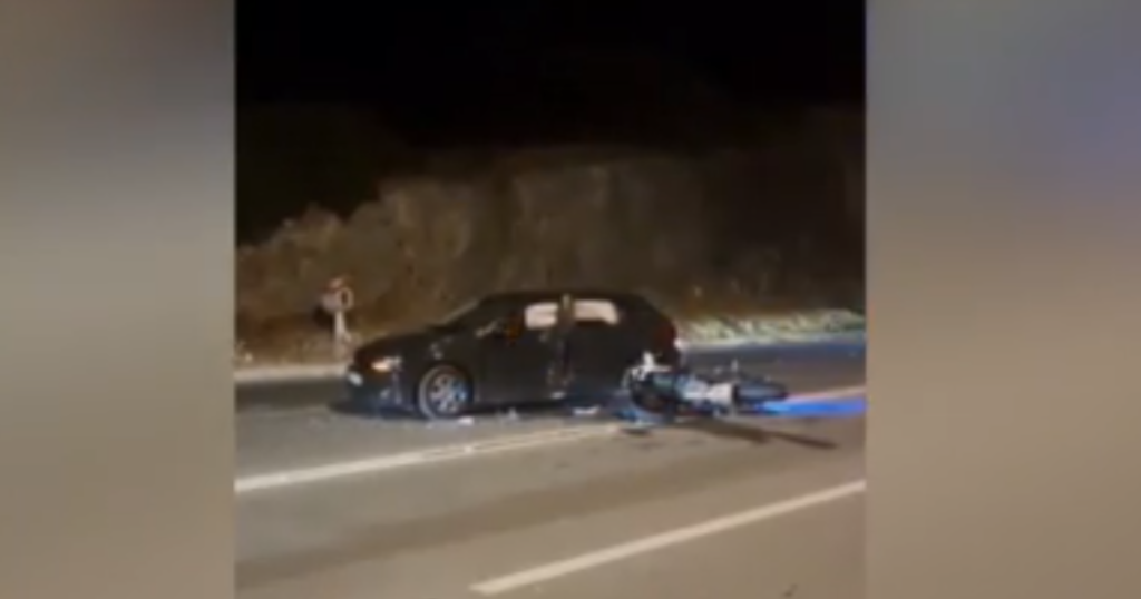 Σοβαρό τροχαίο από αναστροφή ΙΧ στην Αθηνών-Σουνίου – Το αμάξι συγκρούστηκε με μηχανή της ΔΙΑΣ