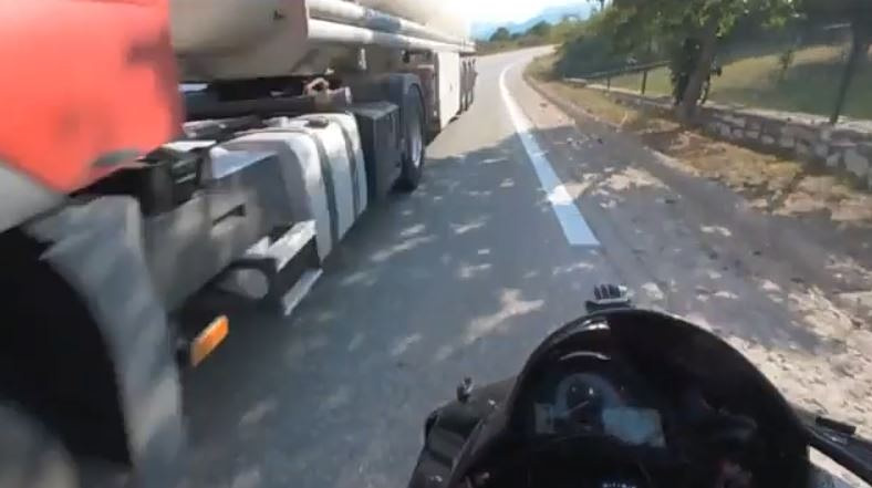 Λίμνη Πλαστήρα: Στην ταυτοποίηση του οδηγού του βυτιοφόρου που έκανε επικίνδυνη προσπέραση προχώρησαν οι Αρχές