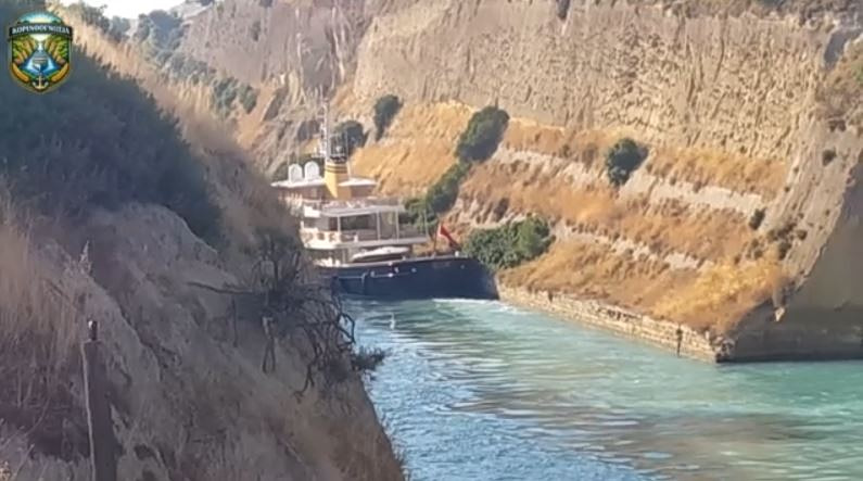Ισθμός Κορίνθου: Καρέ-καρέ η στιγμή που θαλαμηγός προσκρούει στα τοιχώματα