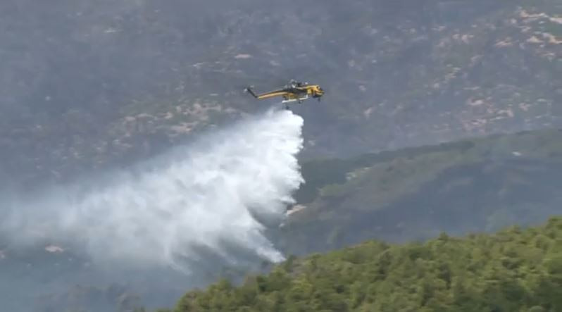«Μάχη» με τις φλόγες και τους θυελλώδεις ανέμους στη Σκύρο – Τρία τα κύρια μέτωπα