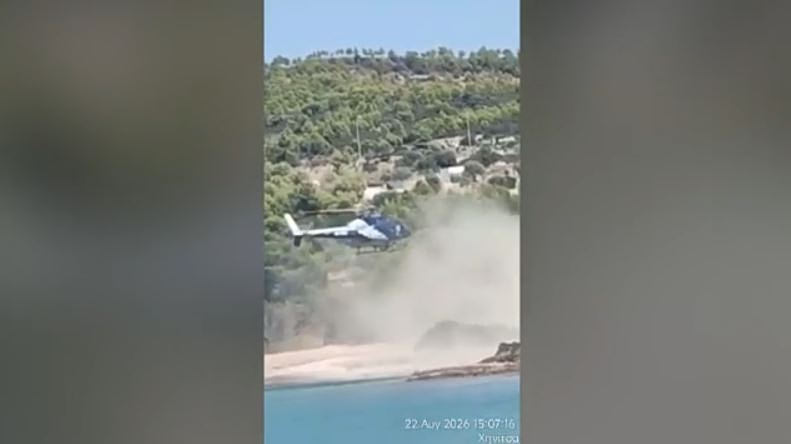 Ελικόπτερο προσγειώνεται σε παραλία στις Σπέτσες – Βίντεο ντοκουμέντο