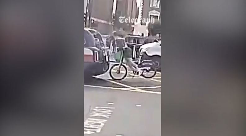 Λονδίνο: Η στιγμή που 25χρονος «καρφώθηκε» με το κεφάλι στο πίσω τζάμι ταξί