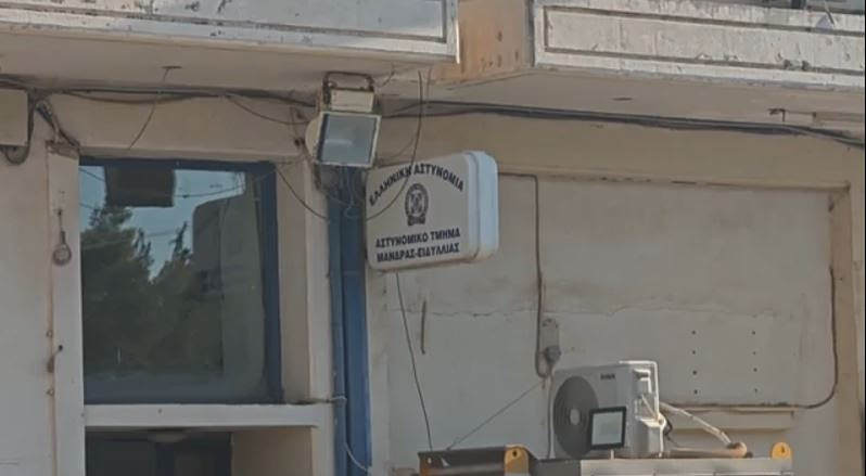 Μεγάλα κενά ασφαλείας και μαρτυρίες για τον δράστη που μπήκε με μαχαίρι στο Α.Τ. της Μάνδρας