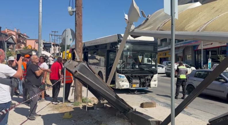 Θεσσαλονίκη: Λεωφορείο καρφώθηκε σε στάση μετά από σύγκρουση με άλλο λεωφορείο – 4 τραυματίες