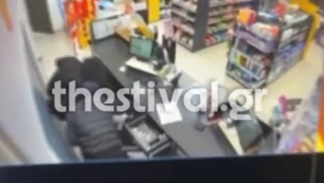 Θεσσαλονίκη: Κουκουλοφόροι εισέβαλαν σε βενζινάδικο με τσεκούρι & άρπαξαν τις εισπράξεις