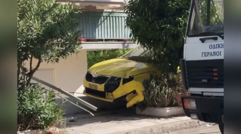 Ηλιούπολη: Ταξί κατέληξε σε αυλή σπιτιού μετά από σύγκρουση με κλεμμένο ΙΧ