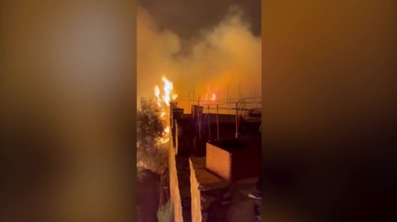Αλβανία: Ολονύχτια μάχη με τις φλόγες στη Χειμάρρα