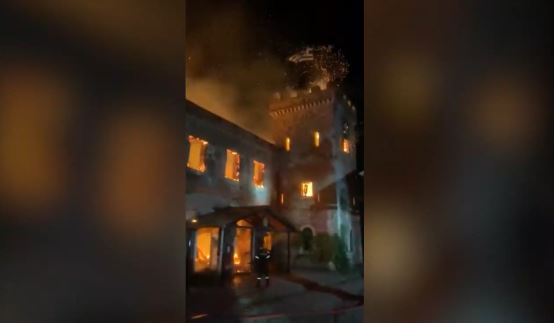 Πάτρα: Τεράστια πυρκαγιά στο ιστορικό οινοποιείο Achaia Clauss