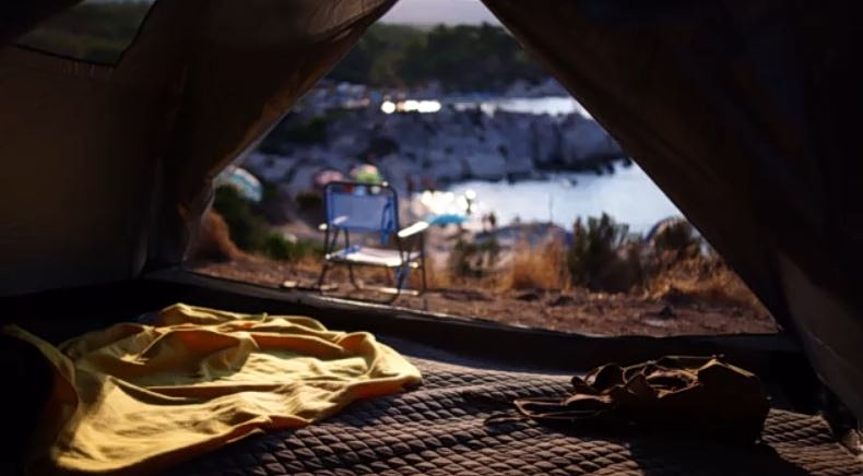 Κρήτη: Νεοδιόριστη εκπαιδευτικός έμενε σε σκηνή με την 4χρονη κόρη της