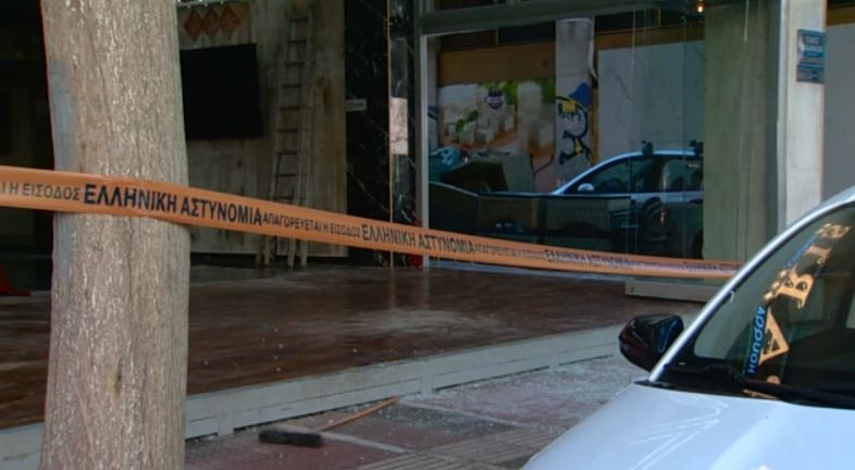 Δύο όμοιες επιθέσεις με χειροβομβίδα σε καταστήματα στο κέντρο της Αθήνας