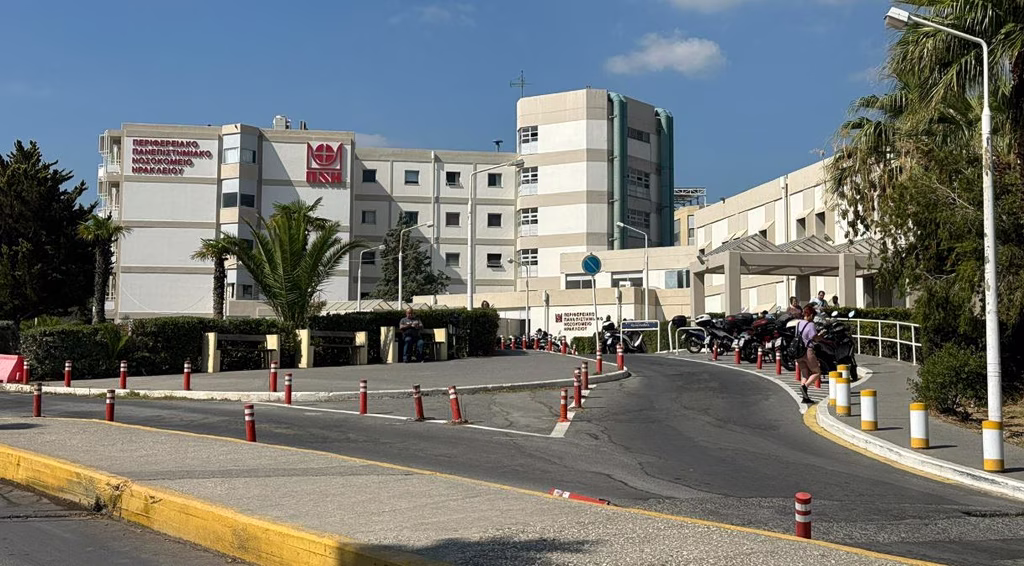 Ελούντα: Σε κρίσιμη κατάσταση στο ΠΑΓΝΗ δίχρονο αγοράκι που έπεσε από τον 2ο όροφο