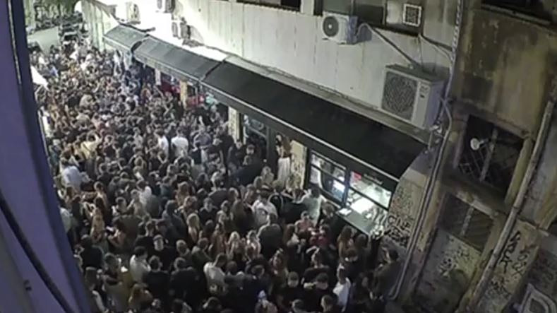 Σε ένα απέραντο μπαρ μετατρέπεται κάθε βράδυ η πλατεία Καρύτση – Καταγγελίες για δυνατή μουσική μέχρι τις πρώτες πρωινές ώρες