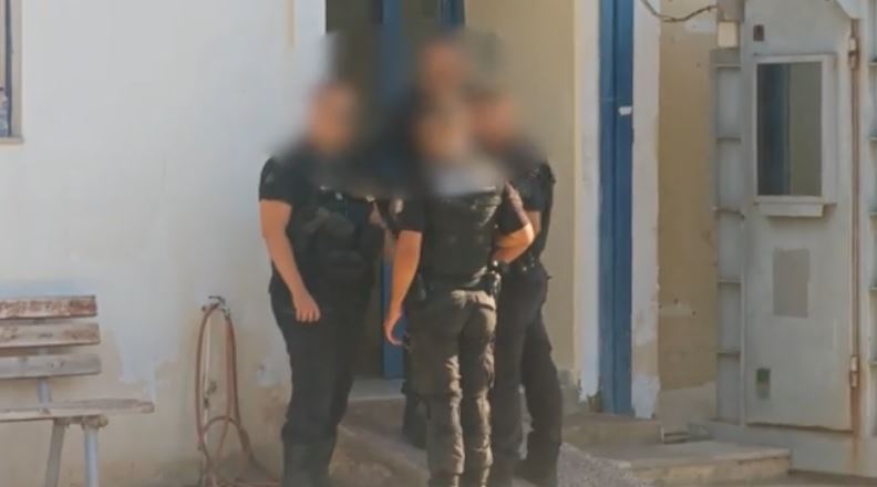 «Μας έλεγε “θα σας σκοτώσω”» – Τι λέει στις «Εξελίξεις Τώρα» προηγούμενο θύμα του 31χρονου που εισέβαλε στο ΑΤ Μάνδρας
