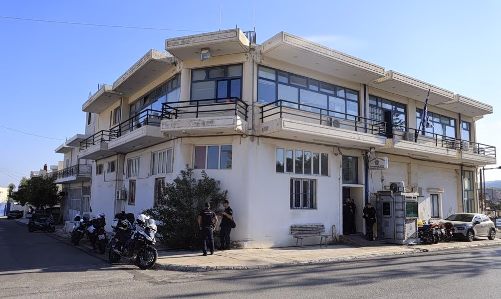 Μάνδρα: 31χρονος εισέβαλλε στο ΑΤ και απείλησε αστυνομικούς – Σοκαριστικές περιγραφές