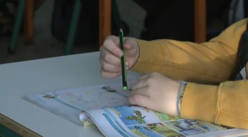 «Εμφύλιος» στη ΝΔ για τα σχολικά βιβλία της Β΄ και της ΣΤ’ Δημοτικού για τις μορφές οικογένειας