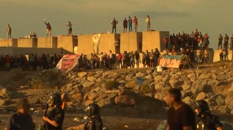 Ισπανία: Επεισόδια με την αστυνομία στη Θέουτα, οδοφράγματα & πλαστικές σφαίρες