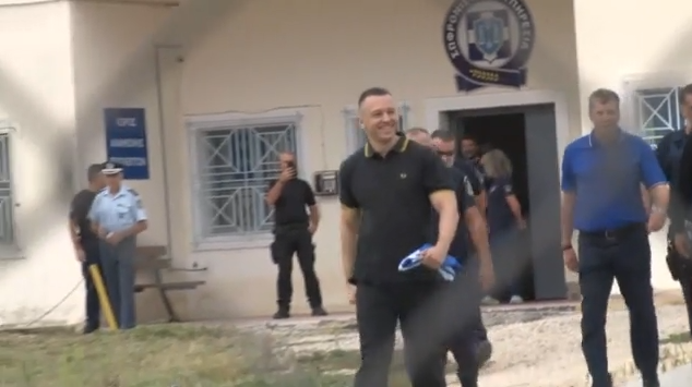Νομικά «παράθυρα» για επιστροφή στην πολιτική ψάχνει ο Ηλίας Κασιδιάρης – Το «σόου» της αποφυλάκισης