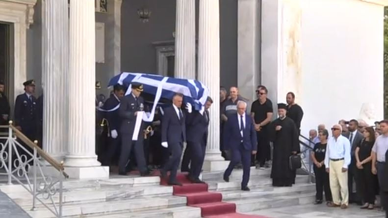 Πτώση Phantom: Θρήνος στην κηδεία του Επισμηναγού Ιωάννη Μπλέσια – Στις 16:30 το τελευταίο “αντίο” στον Σμηναγό Δημήτρη Πέτρου