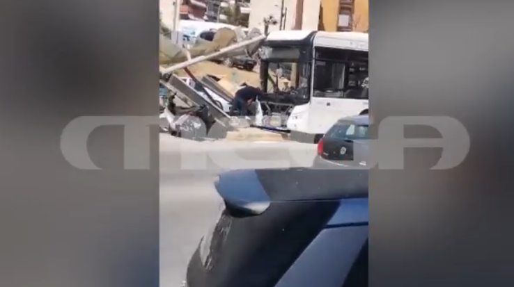 Λεωφορείο έπεσε σε στάση μετά από σύγκρουση με ΚΤΕΛ – Τέσσερις τραυματίες