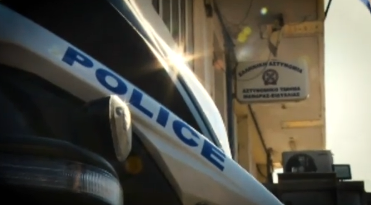 Μάνδρα: «Θα κινηθώ νομικά» – Στο Live News η μητέρα του 30χρονου που μπήκε με μαχαίρι στο ΑΤ