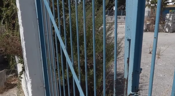 Μενίδι: Μαθητές κάνουν μάθημα σε κοντέινερ που ξέμειναν από τον σεισμό του 1999 – Ελλείψεις σε διδακτικό προσωπικό & υποδομές