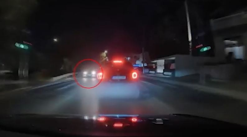 Βούλα: Οδηγός κινήθηκε ανάποδα στην παραλιακή – Ηλικιωμένη μπέρδεψε το φρένο με το γκάζι & εισέβαλε σε φαρμακείο στη Νέα Μάκρη