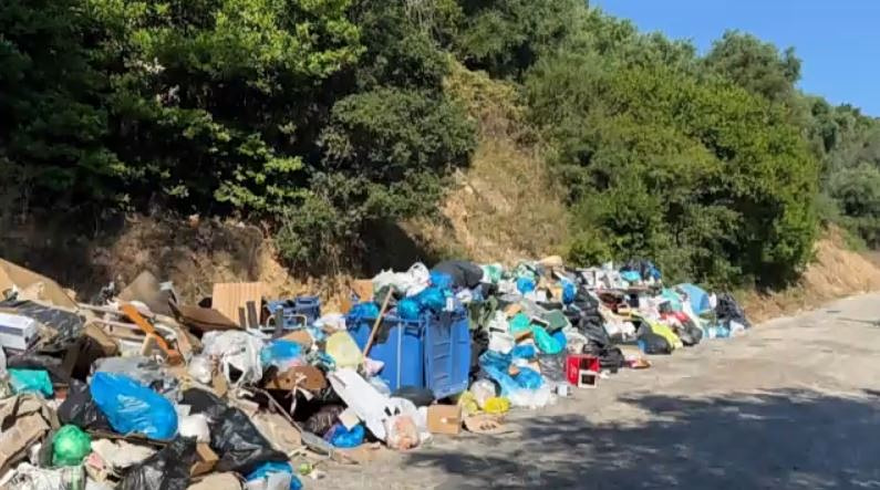 Υγειονομική «βόμβα» τα σκουπίδια στη νότια Κέρκυρα – Οργισμένοι οι κάτοικοι