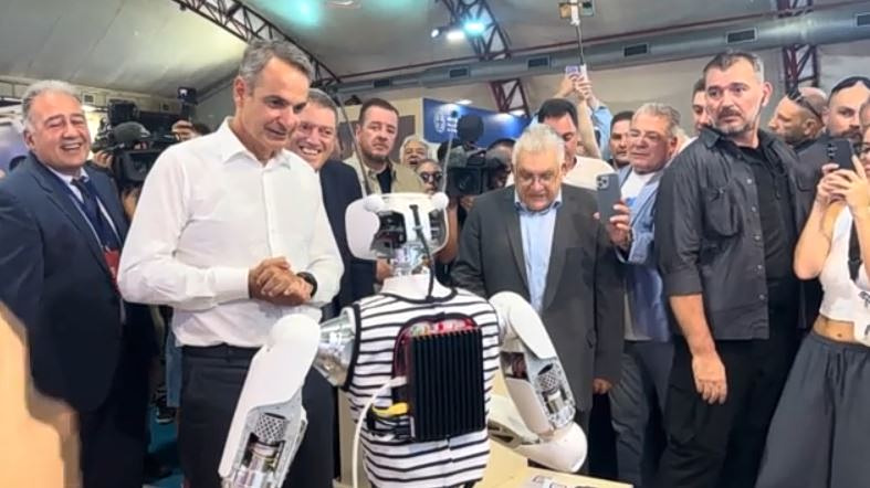 Η περιοδεία του πρωθυπουργού στα περίπτερα της ΔΕΘ – Η συνομιλία με το… ρομπότ, το μονοθέσιο της Φόρμουλα, η ρετσίνα και τα δώρα