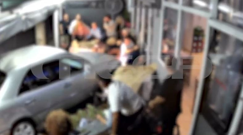 Θεσσαλονίκη: Αυτοκίνητο εισέβαλε σε κατάστημα εστίασης – MEGA Ντοκουμέντο