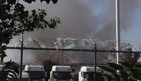 Πύρινη κόλαση σε βιοτεχνία υφασμάτων στον Ελαιώνα