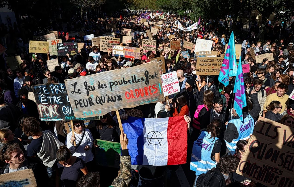 Γαλλία: Δεκάδες χιλιάδες μαθητές & φοιτητές στους δρόμους – Άγρια επεισόδια