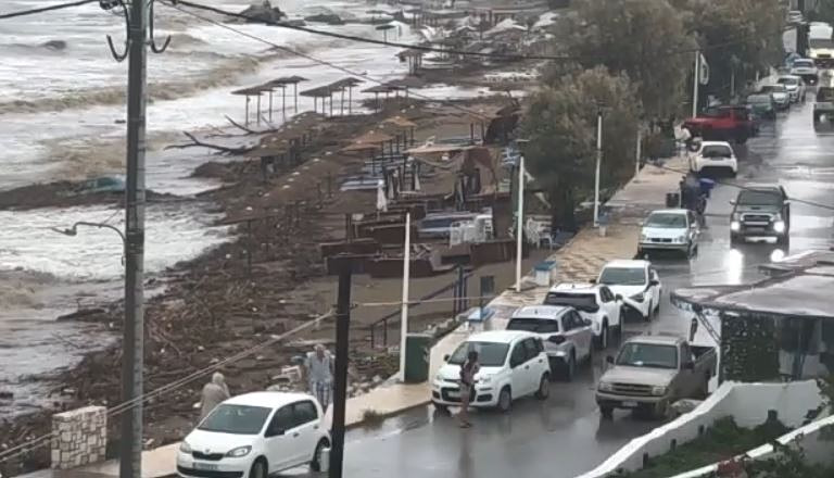 Στο έλεος της κακοκαιρίας Εύβοια, Σκιάθος & Ρόδος – Νεκρός 62χρονος που παρασύρθηκε από χείμαρρο