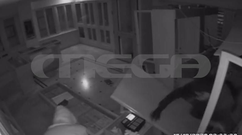 Αυλίδα: Γκρέμισαν βιτρίνα κοσμηματοπωλείου με… σκαπτικό μηχάνημα