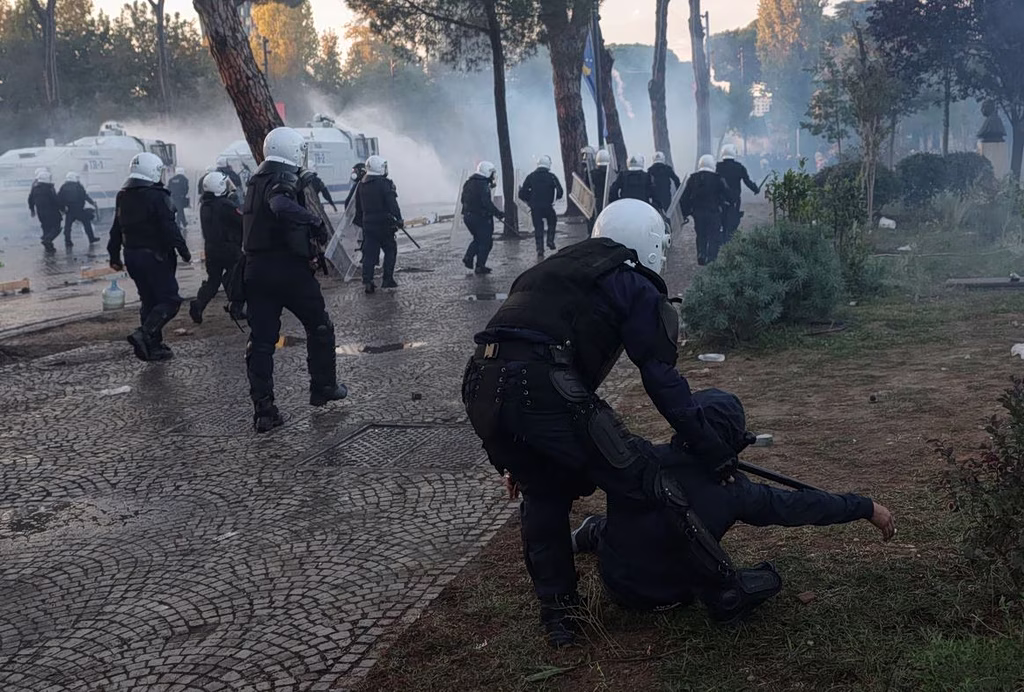 Αλβανία: Άλλη μια μέρα συγκρούσεων στα Τίρανα – Φωτιές, τραυματίες & μαζικές συλλήψεις