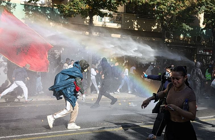 Αλβανία: Νέες συγκρούσεις διαδηλωτών με την αστυνομία στους δρόμους των Τιράνων