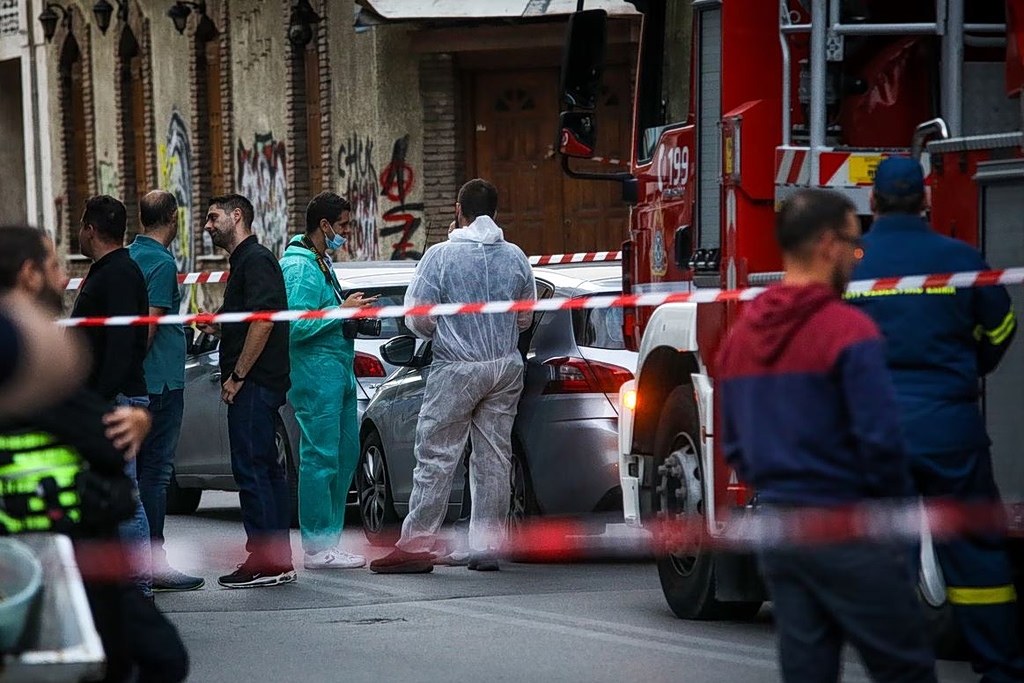 Έκρηξη βόμβας στον Κολωνό με 4 τραυματίες – Οι έρευνες για το σακίδιο – παγίδα