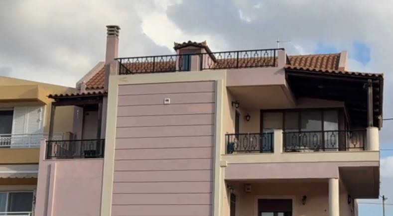 Λαύριο: 5 καταγγελίες, Panic Button & περιοριστικοί όροι δεν απέτρεψαν την επίθεση στην 32χρονη & τον νυν σύντροφό της