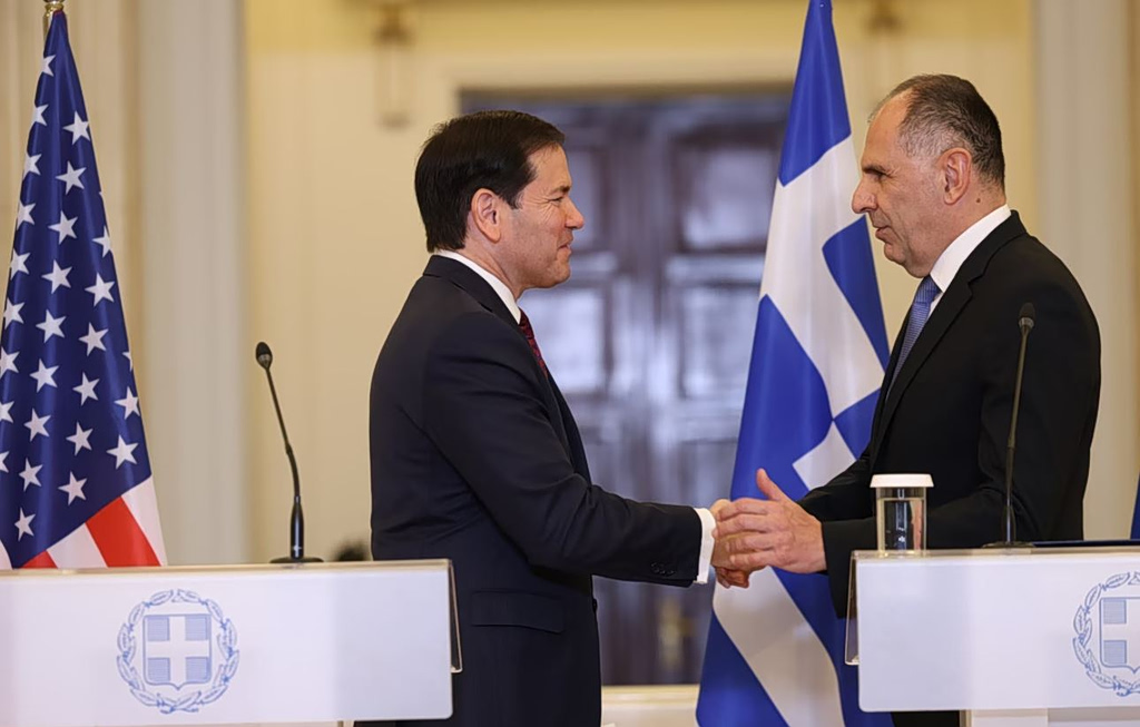 Πώς σχολιάζουν τα κόμματα της αντιπολίτευσης την επίσκεψη Ρούμπιο στην Αθήνα