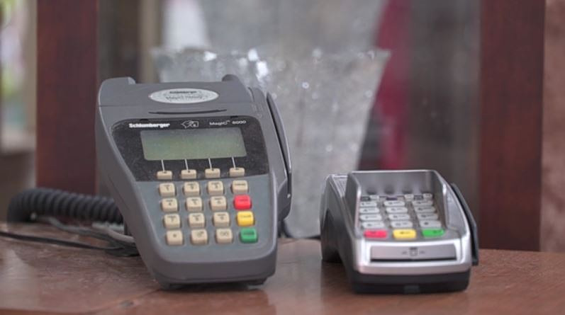 Τέλος στα μετρητά κατά την παράδοση προϊόντων – Μόνο ηλεκτρονικά οι πληρωμές στους courier
