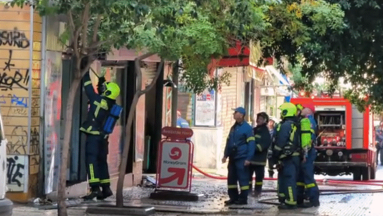 Πανικός στο κέντρο της Αθήνας μετά από φωτιά που εκδηλώθηκε σε κατάστημα