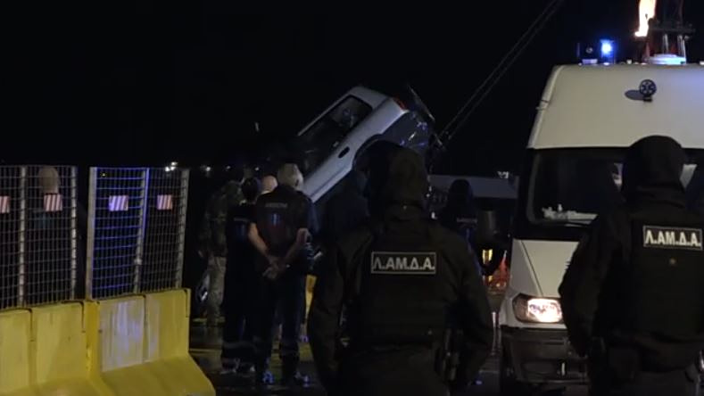 Οικογενειακή τραγωδία στον Πειραιά: ΙΧ κατέληξε στη θάλασσα κατά την αποβίβαση από πλοίο
