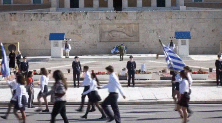 Επέτειος 28ης Οκτωβρίου: Πλήθος κόσμου στη μεγάλη μαθητική παρέλαση στο κέντρο της Αθήνας και στον Πειραιά