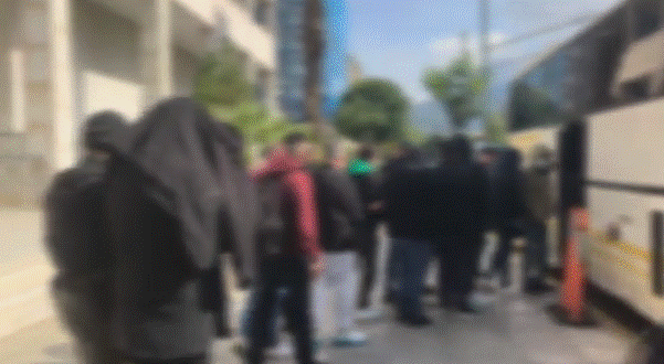 Με πούλμαν στην Ευελπίδων οι 21 κατηγορούμενοι της Pizza Fan – Πώς γινόταν η κομπίνα με τις «κερασμένες» πίτσες